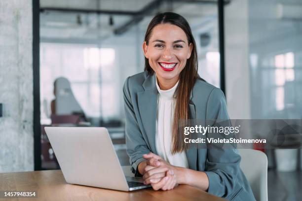 empresaria exitosa en oficina moderna trabajando en computadora portátil. - asesor fotografías e imágenes de stock