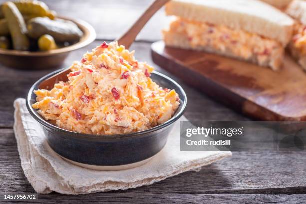 pimento cheese - pimientos stockfoto's en -beelden