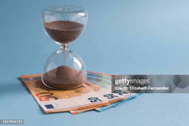 time is money. concept of economy and finance. - frist stock-fotos und bilder