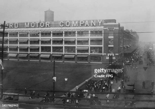 Ford employees on the street outside the US auto manufacturer's assembly plant in Highland Park, Wayne County, Michigan, circa 1925. Opened in 1910,...