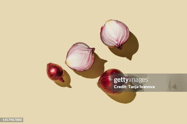 colorful seamless pattern with red onion on beige background. cooking, culinary, farming, farming and organic food concept. flat lay, top view, copy space. - cipolla foto e immagini stock