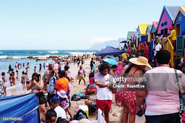 crowd of people at the beach at st james, with colorful beach huts for changing - young boys changing in locker room 個照片及圖片檔