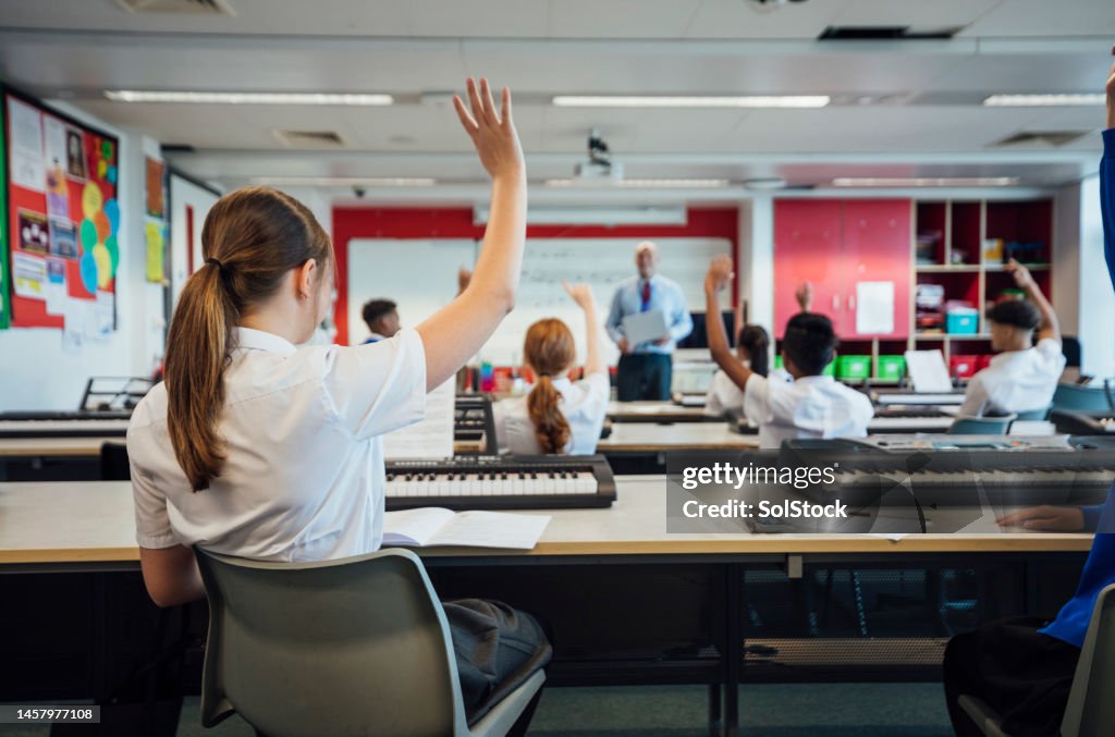 Student mit Hand heben