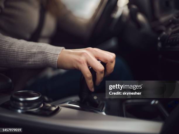 woman's hand on automatic gearshift! - automático imagens e fotografias de stock