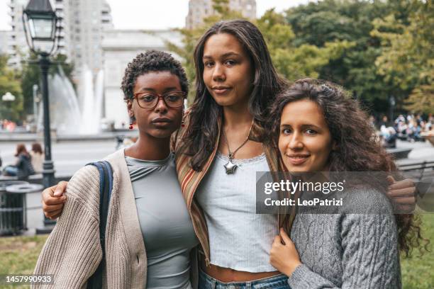 portrait of three young friends in new york washington square - washington square park 個照片及圖片檔