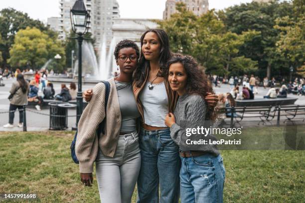 portrait of three young friends in new york washington square - washington square park 個照片及圖片檔