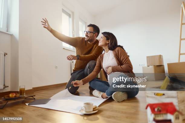 was sollten wir ihrer meinung nach auf diese wand legen, honig? - eigenheim familie stock-fotos und bilder