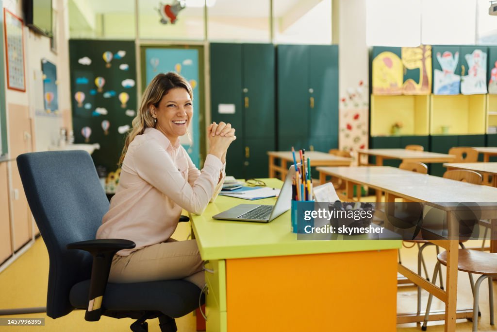 Glückliche Lehrerin im Klassenzimmer.