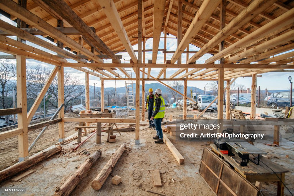 Trabalhadores da construção no estaleiro.