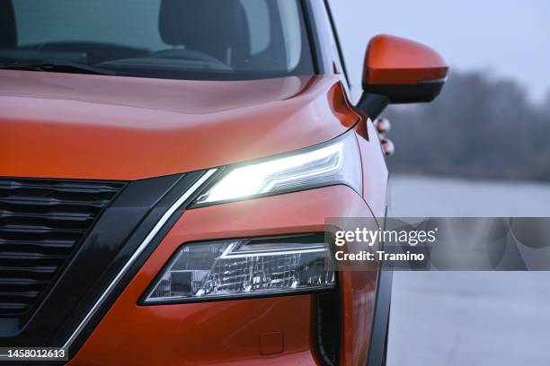 led-scheinwerfer in einem suv-fahrzeug - kühlergrill stock-fotos und bilder