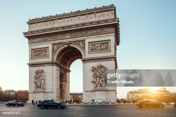 arc de triomphe, place charles de gaulle - avenue des champs élysées stockfoto's en -beelden
