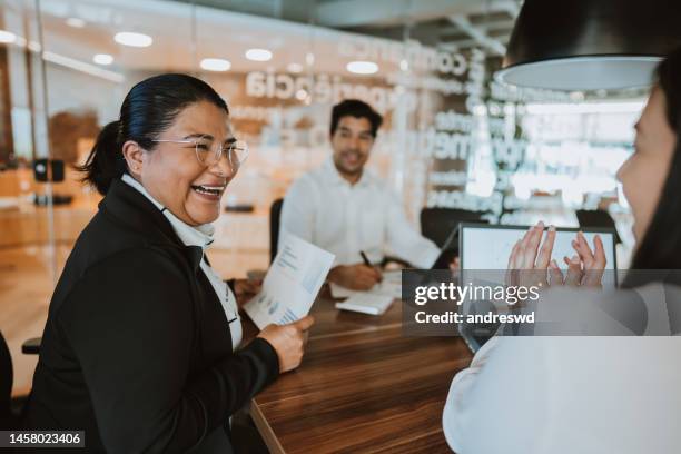 retrato de un sonriente mujer de negocios - america latina fotografías e imágenes de stock