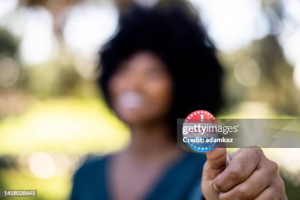 私が投票したステッカーを持つ美しい若い黒人女性 - voting ストックフォトと画像