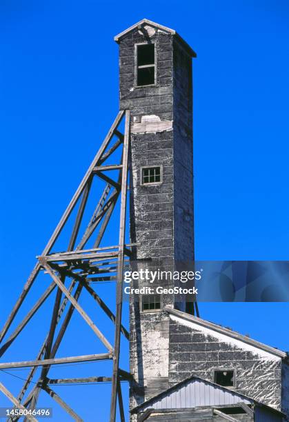 old-fashioned hoist frame and mine shaft - kobaltsulfat stock-fotos und bilder