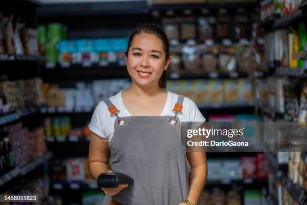 empleado de supermercado - tendero fotografías e imágenes de stock