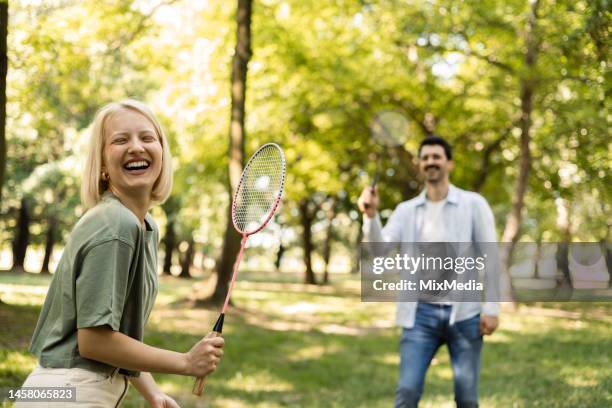 zeit in der natur - badminton stock-fotos und bilder