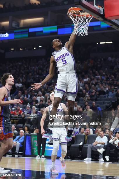 De'Aaron Fox of the Sacramento Kings dunks the ball in the first quarter against the Oklahoma City Thunder at Golden 1 Center on January 20, 2023 in...