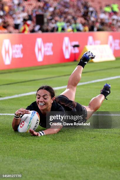 Stacey Fluhler of New Zealand scores a try during the 2023 HSBC Sevens match between New Zealand and Great Britain at FMG Stadium on January 21, 2023...