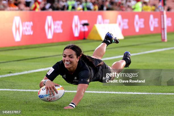 Stacey Fluhler of New Zealand scores a try during the 2023 HSBC Sevens match between New Zealand and Great Britain at FMG Stadium on January 21, 2023...