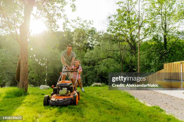 mowing the lawn together - equipamento de jardinagem imagens e fotografias de stock