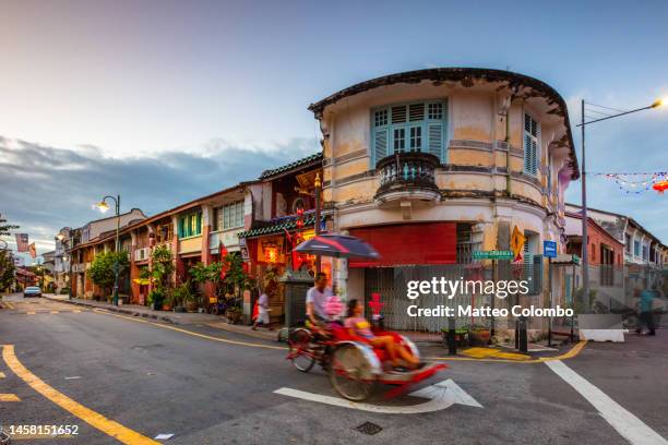 asian tourist on rickshaw in the old town, george town, malaysia - george town penang 個照片及圖片檔