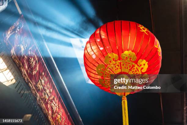 red chinese lantern in a temple, kuala lumpur - lanterna chinesa imagens e fotografias de stock