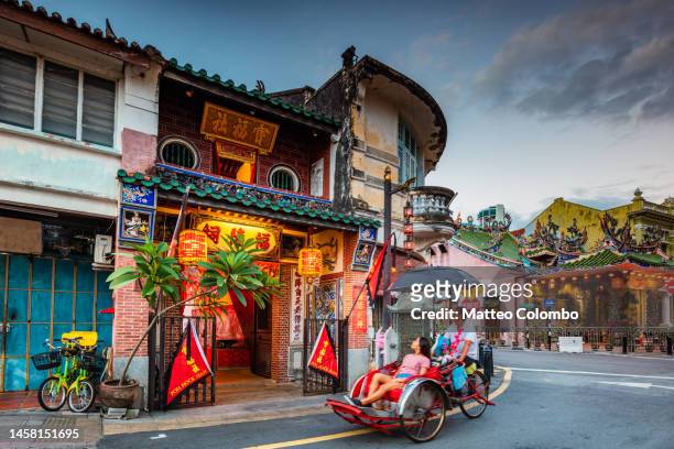 tourist on rickshaw in the old town, george town, malaysia - george town penang stockfoto's en -beelden