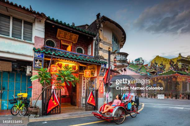 tourist on rickshaw in the old town, george town, malaysia - george town penang 個照片及圖片檔