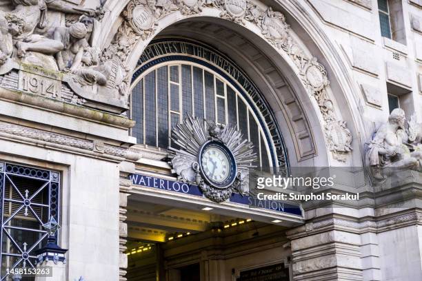 close up of the front facade entrance of the london waterloo station, london uk - estação de trem de waterloo - fotografias e filmes do acervo