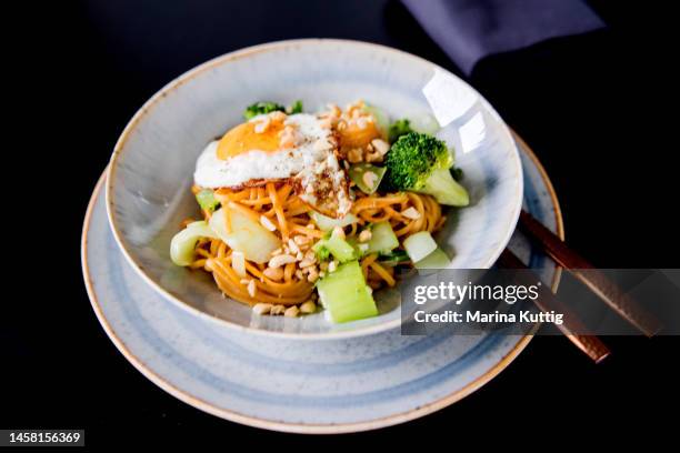pasta with broccoli and fried egg - erdnuss stock pictures, royalty-free photos & images