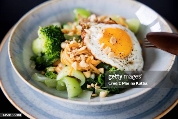 pasta with broccoli and fried egg - erdnuss stock pictures, royalty-free photos & images