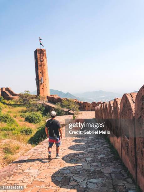 man at jaigarh fort in jaipur - jaipur stockfoto's en -beelden