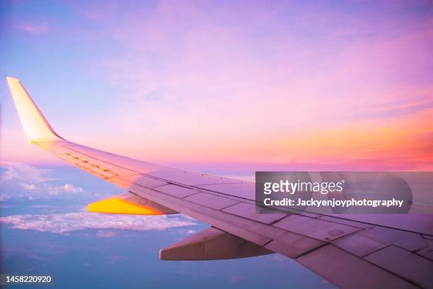seeing the sunset on flight - plane wing stock pictures, royalty-free photos & images