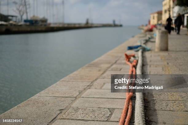pier dock with rope - borne tactile photos et images de collection