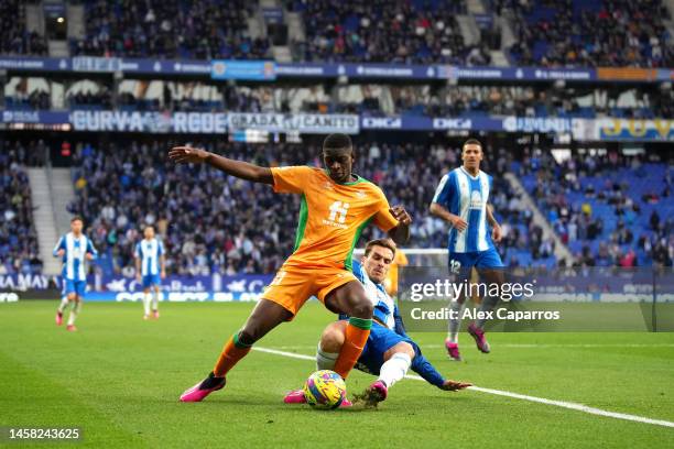 Luiz Henrique of Real Betis runs with the ball whilst under pressure during the LaLiga Santander match between RCD Espanyol and Real Betis at RCDE...