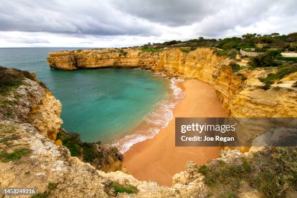 sandy beach, high cliffs, algarve coast, portugal - albufeira beach stock pictures, royalty-free photos & images