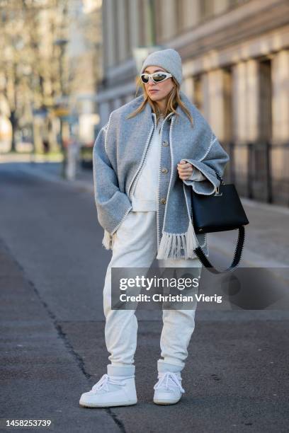 Sonia Lyson wears Inuikii ski boots, creme jogger suit Zara, bag Louis Vuitton, Totem jacket in grey, beanie COS, sunglasses Bottega Veneta on...