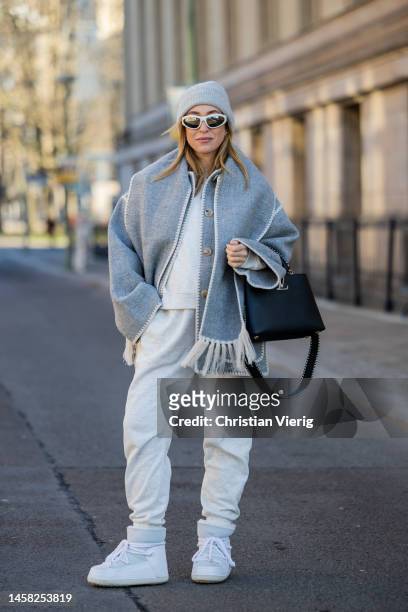 Sonia Lyson wears Inuikii ski boots, creme jogger suit Zara, bag Louis Vuitton, Totem jacket in grey, beanie COS, sunglasses Bottega Veneta on...