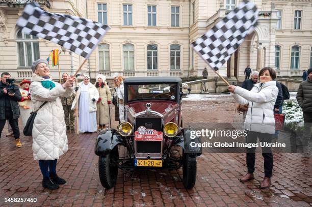 The wife of the mayor of Lviv, Kateryna Sadova, and the Consul General of the Republic of Poland in Lviv, Eliza Dzvonkiewicz, wave the starting flags...