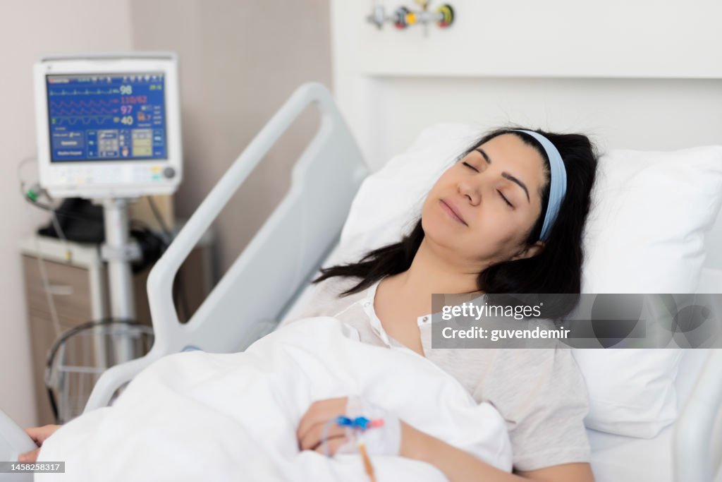 Patientin Liegt Im Krankenhaus Im Bett StockFoto Getty Images