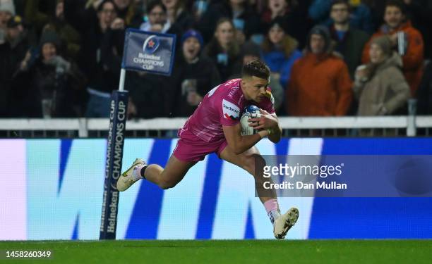 Henry Slade of Exeter Chiefs scores his side's first try during the Heineken Champions Cup Pool A match between Exeter Chiefs and Castres Olympique...