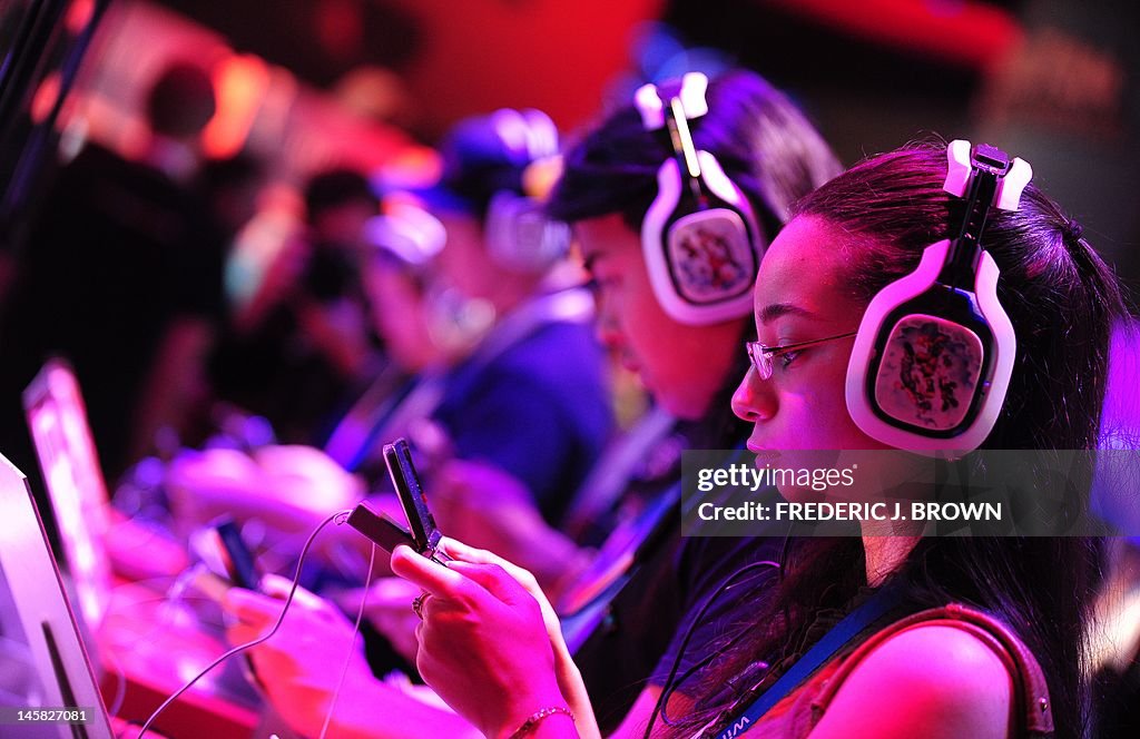 Gaming fans sample new titles and device
