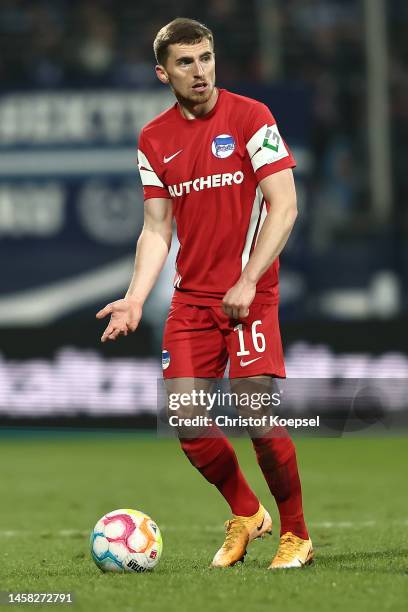 Jonjoe Kenny of Hertha BSC Berlin runs with the ball during the Bundesliga match between VfL Bochum 1848 and Hertha BSC at Vonovia Ruhrstadion on...