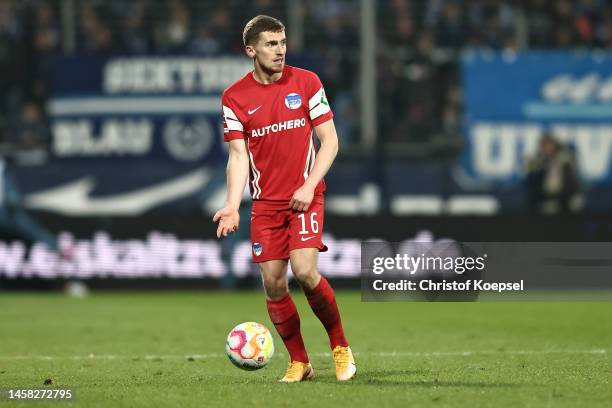 Jonjoe Kenny of Hertha BSC Berlin runs with the ball during the Bundesliga match between VfL Bochum 1848 and Hertha BSC at Vonovia Ruhrstadion on...