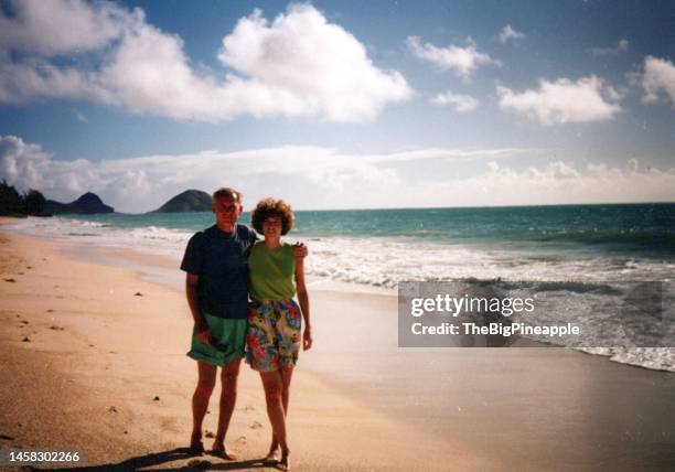 couple on honeymoon hawaii beach in 1989 - 1980 1989 imagens e fotografias de stock
