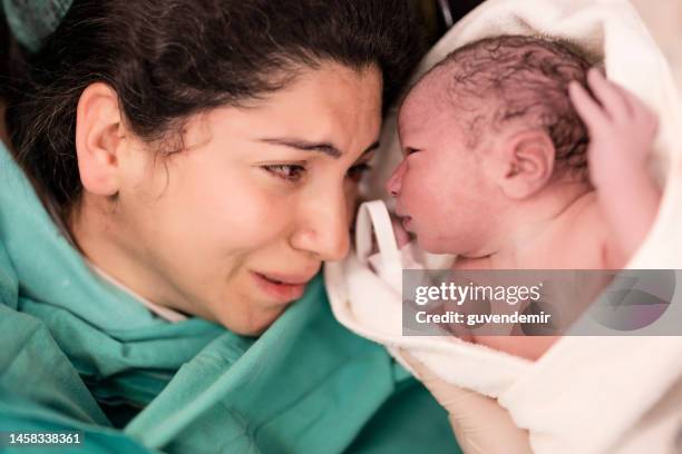 mutter und ihr neugeborenes im operationssaal - caesarean section stock-fotos und bilder