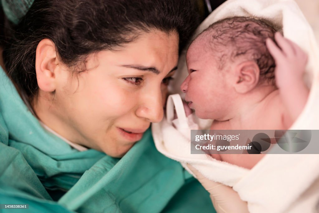 Madre y su bebé recién nacido en quirófano