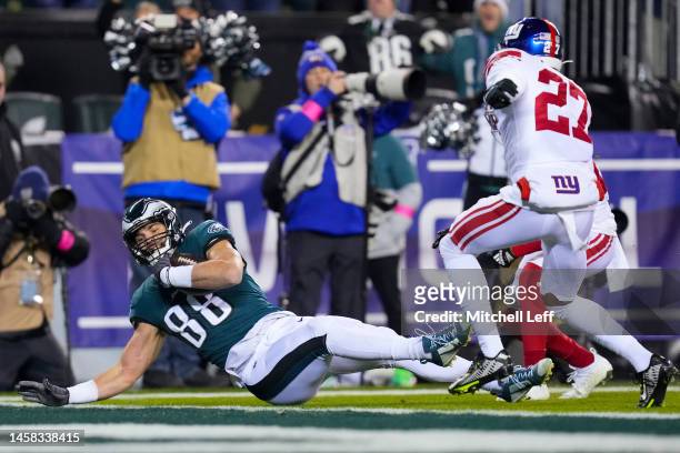 Dallas Goedert of the Philadelphia Eagles scores a touchdown against the New York Giants during the first quarter of the game in the NFC Divisional...