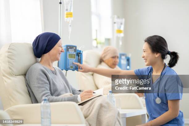 krankenschwester macht visite zu onkologiepatienten - filipino ethnicity stock-fotos und bilder
