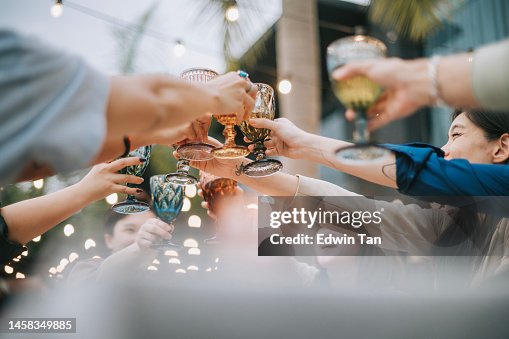 De cerca Celebración de amigos chinos asiáticos Brindis por cenas al aire libre De cerca Celebración de amigos chinos asiáticos Brindis por cenas al aire libre